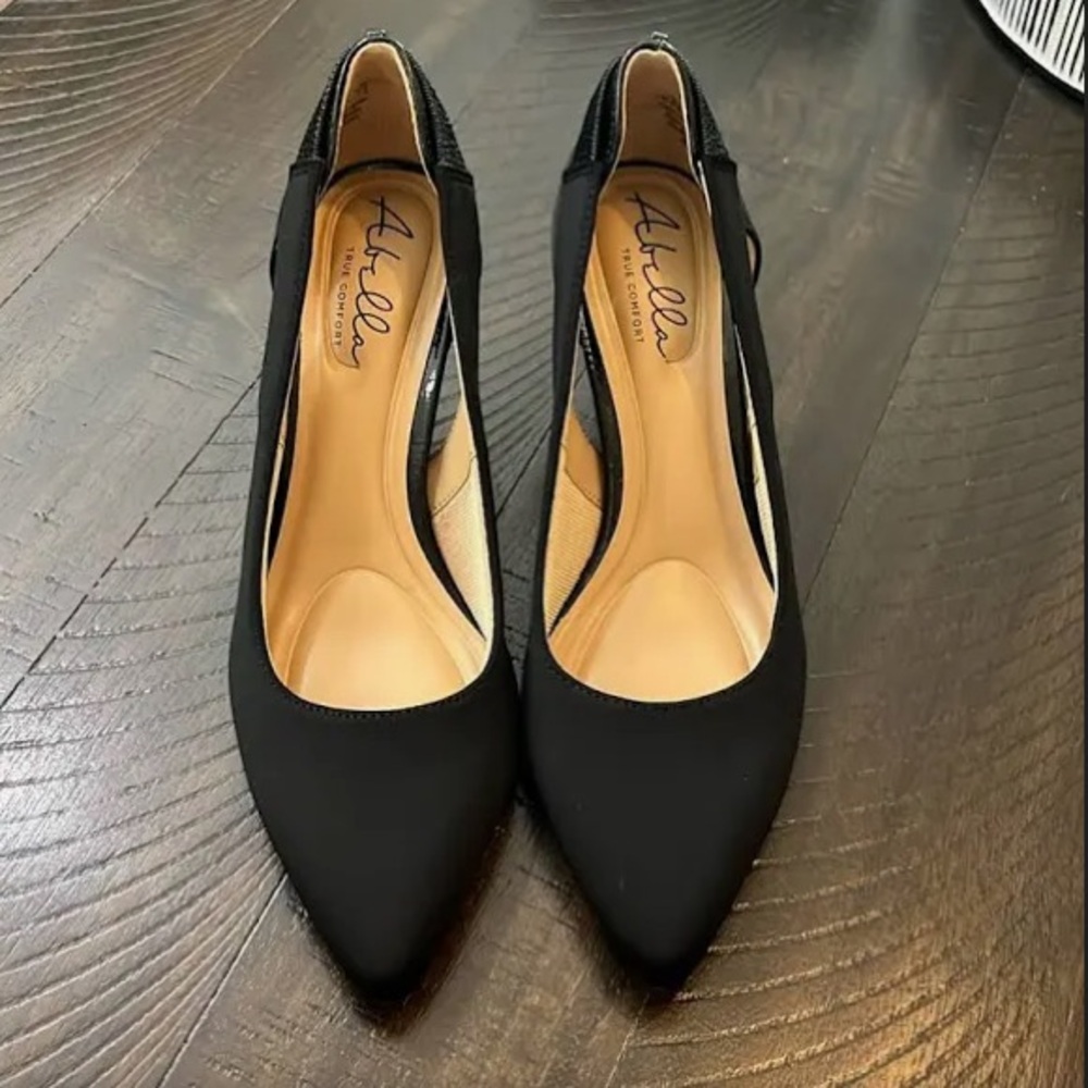 Make me an offer! Abella True Comfort Sealy Black Pumps Cut Out Sides
